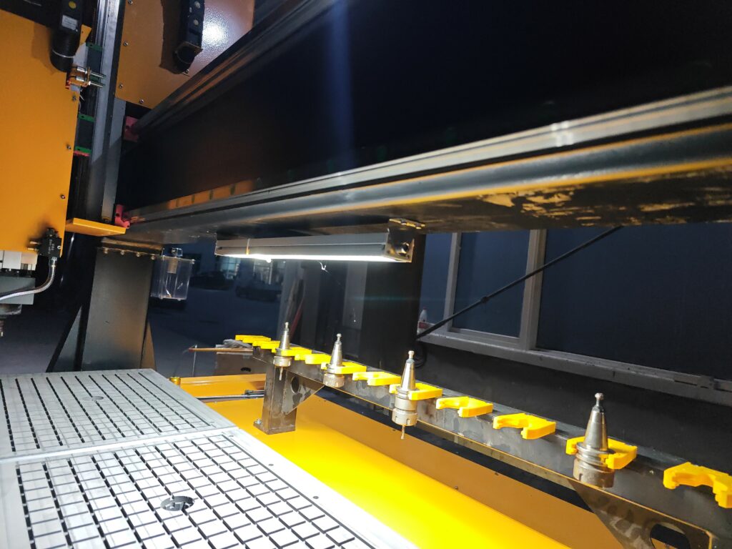 lampe travail sous portique fraiseuse cnc LUQUE Machines