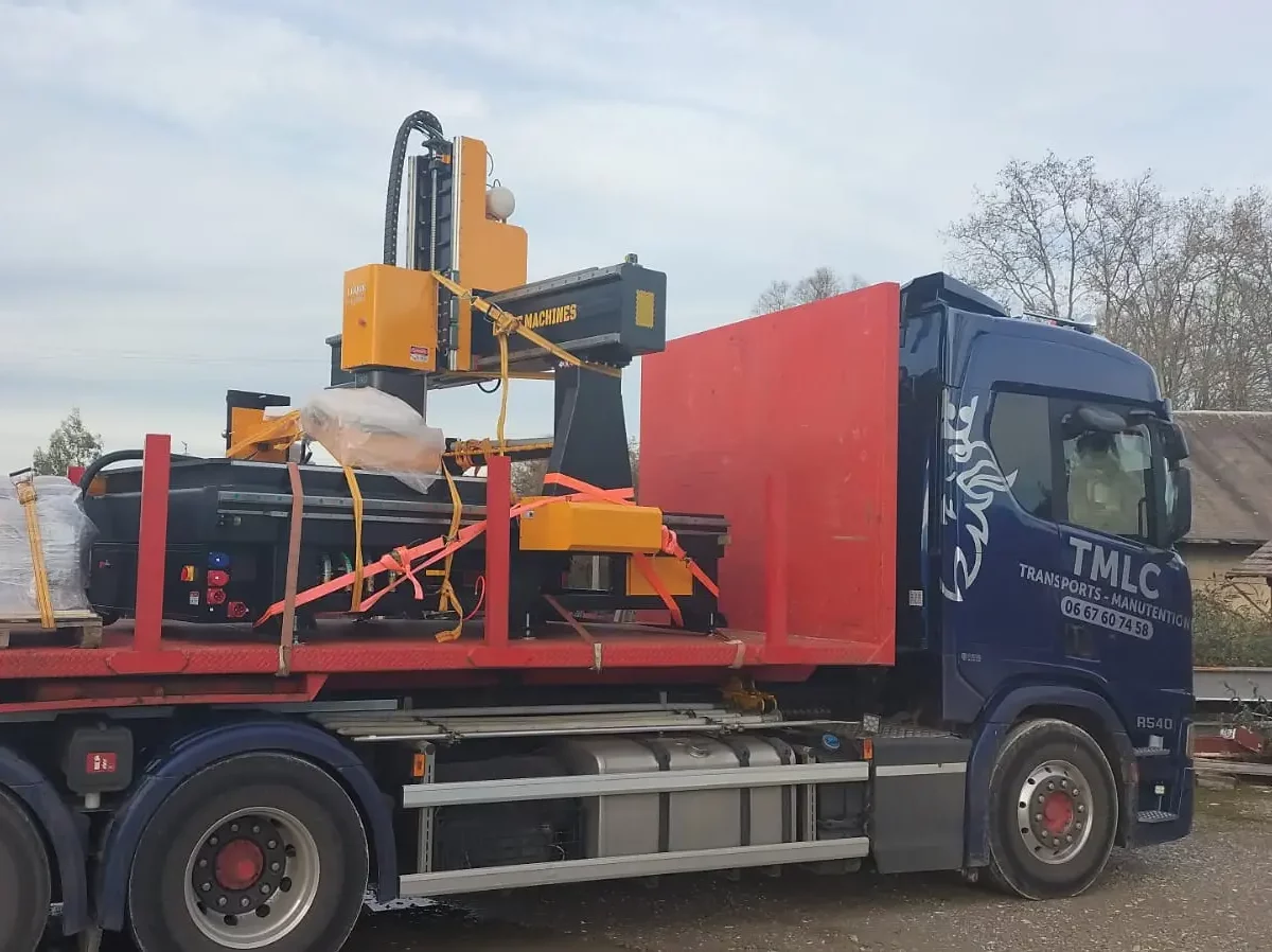 transport camion grue machine fraiseuse cnc LUQUE Machines